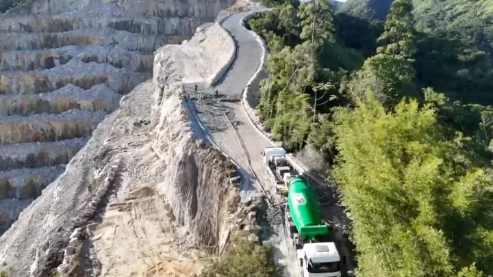 Caminhões betoneira em estrada de serra na Grande Florianópolis