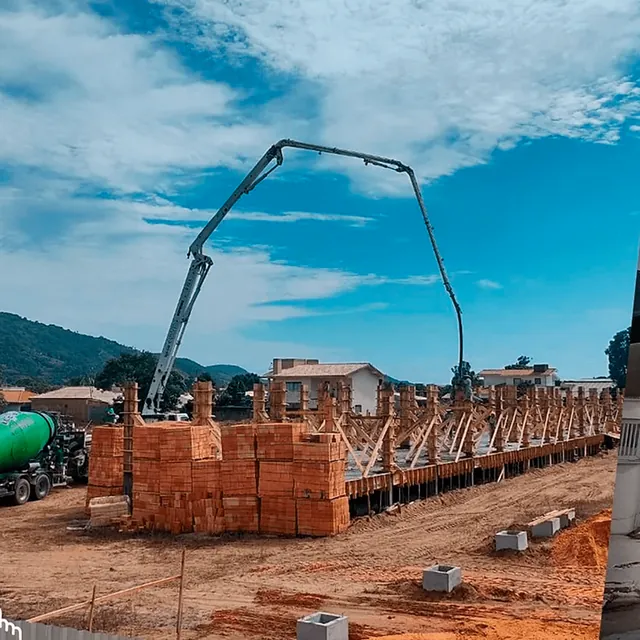 Bomba-lança lançando concreto em obra na Grande Florianópolis
