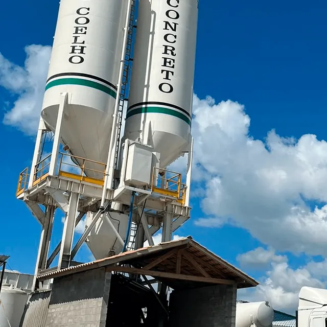 Silos da usina de concreto do Grupo Coelho em Biguaçu